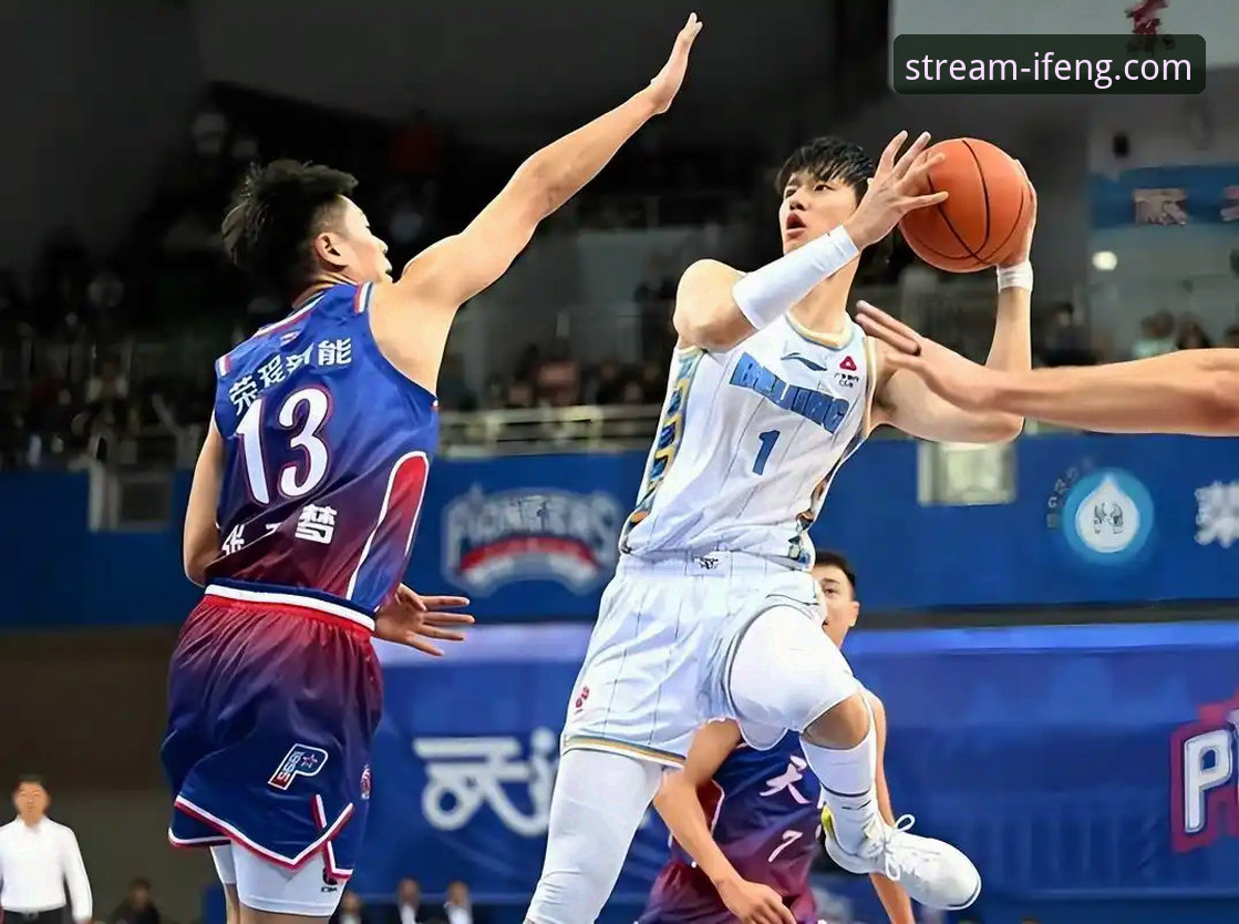 体育直播平台哪个好 上海男篮12连胜背后:团队篮球的胜利与凤凰体育高清直播的沉浸式体验